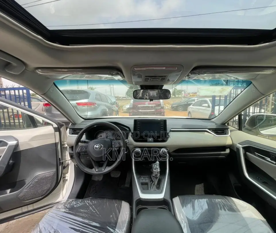 Toyota RAV4 XLE AWD 2019 White