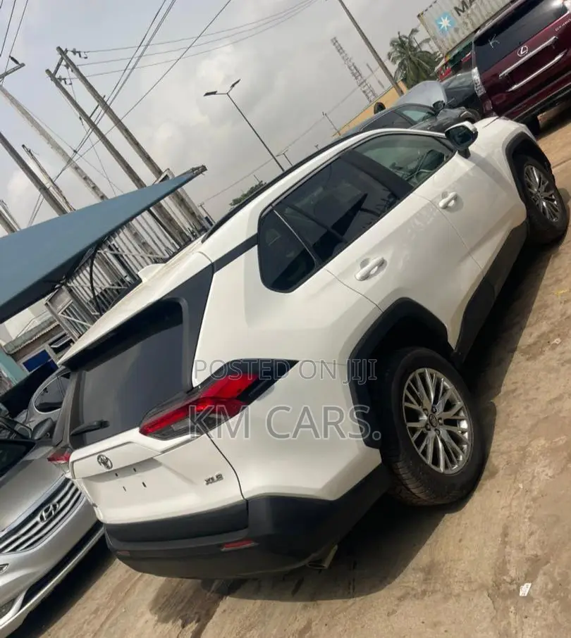 Toyota RAV4 XLE AWD 2019 White