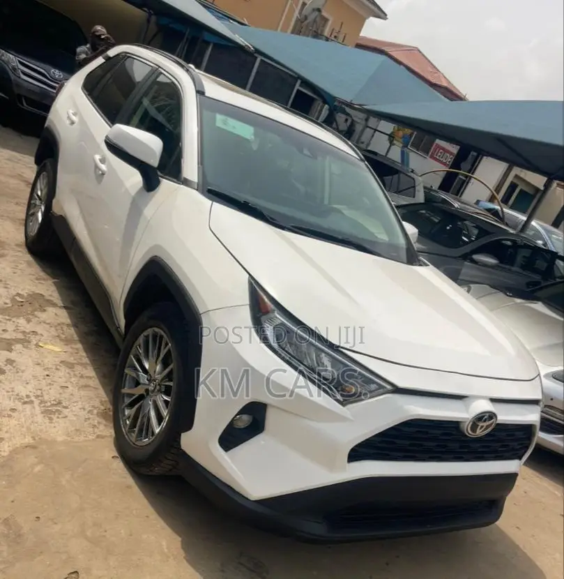 Toyota RAV4 XLE AWD 2019 White