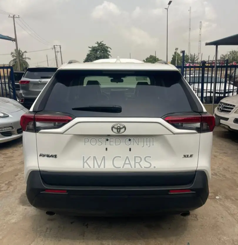 Toyota RAV4 XLE AWD 2019 White