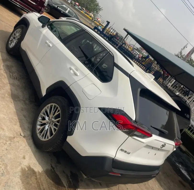 Toyota RAV4 XLE AWD 2019 White