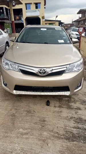 Toyota Camry XLE 4dr Sedan (2.5L 4cyl 6A) 2012 Gold