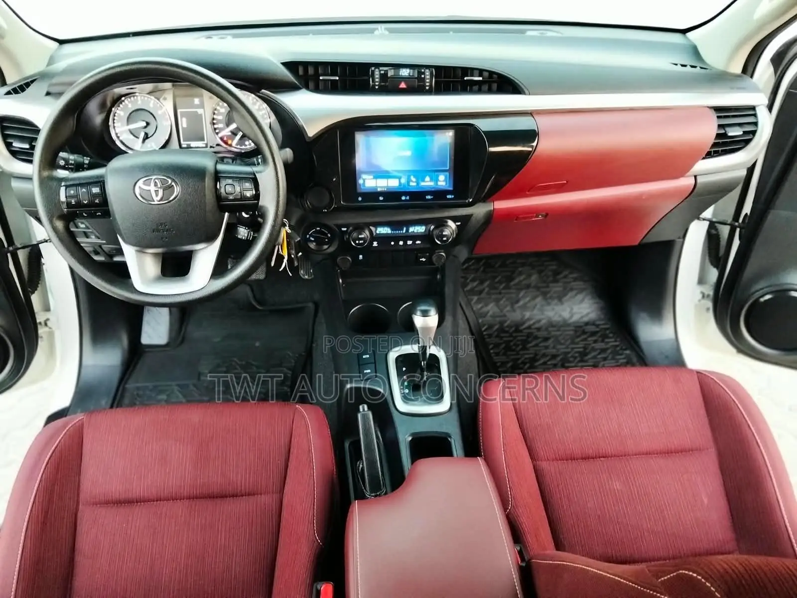 Toyota Hilux 2024 White