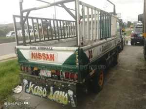 Nissan Pick-Up 2012 White