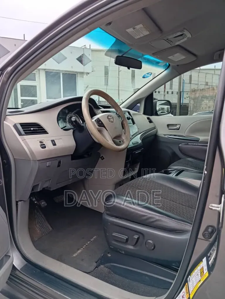 Toyota Sienna SE 8 Passenger 2011 Gray