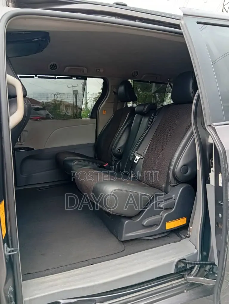Toyota Sienna SE 8 Passenger 2011 Gray