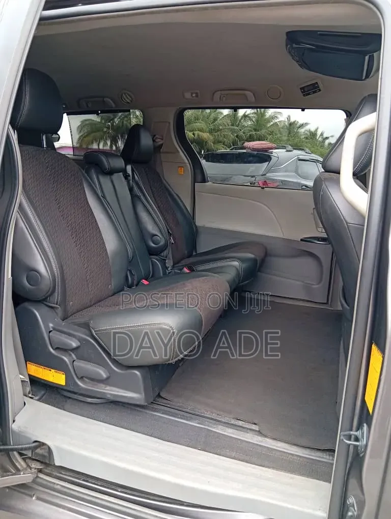 Toyota Sienna SE 8 Passenger 2011 Gray