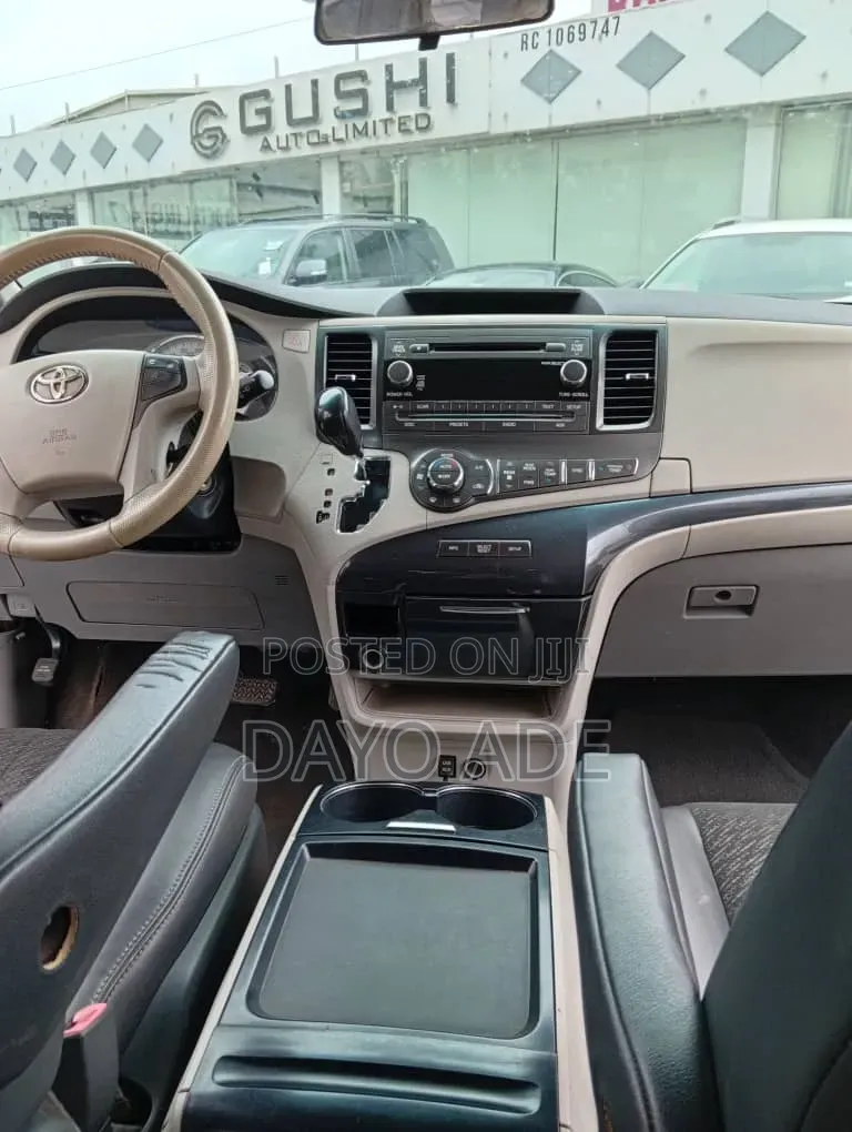 Toyota Sienna SE 8 Passenger 2011 Gray