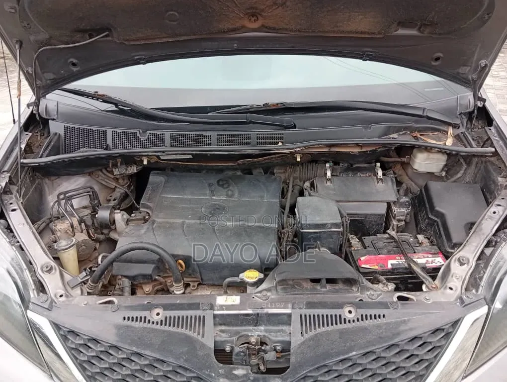 Toyota Sienna SE 8 Passenger 2011 Gray