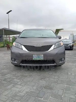 Toyota Sienna SE 8 Passenger 2011 Gray