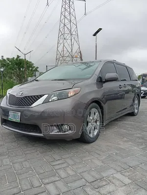 Toyota Sienna SE 8 Passenger 2011 Gray