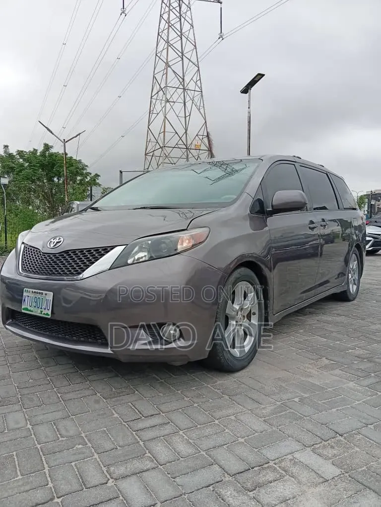Toyota Sienna SE 8 Passenger 2011 Gray