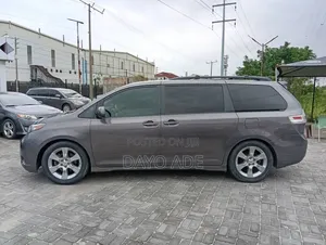 Toyota Sienna SE 8 Passenger 2011 Gray