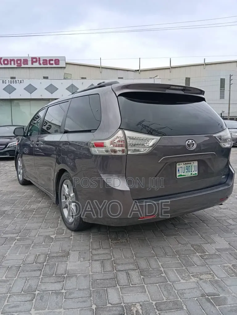 Toyota Sienna SE 8 Passenger 2011 Gray
