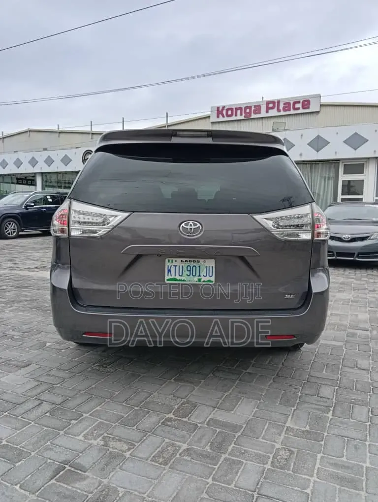 Toyota Sienna SE 8 Passenger 2011 Gray