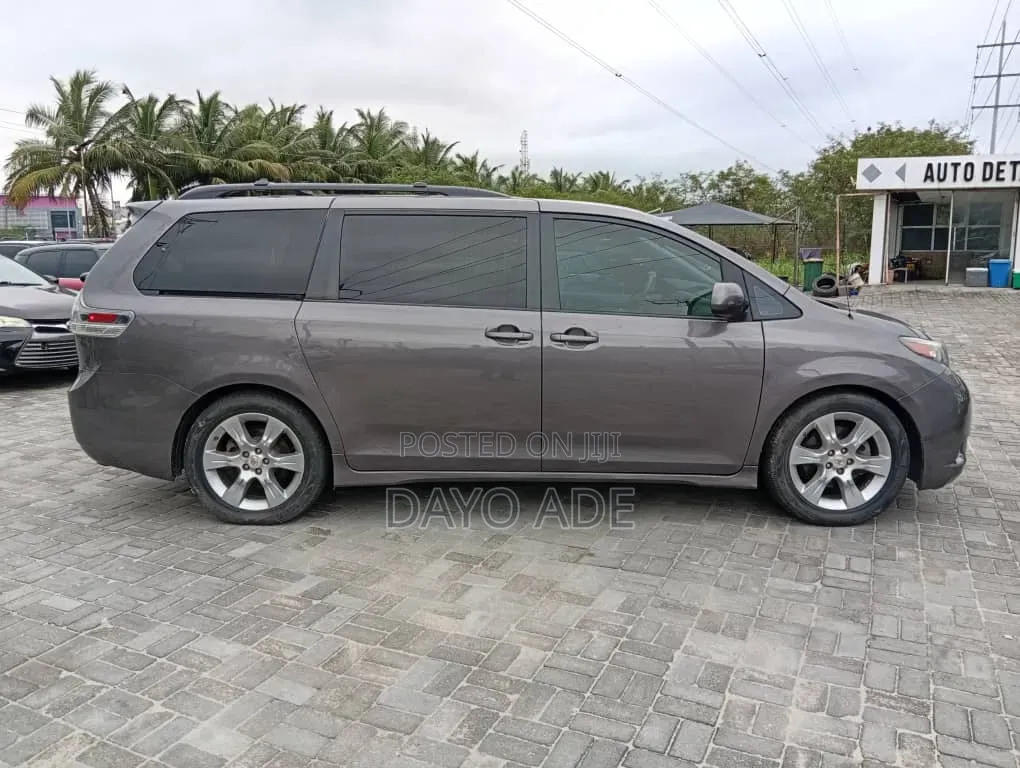 Toyota Sienna SE 8 Passenger 2011 Gray