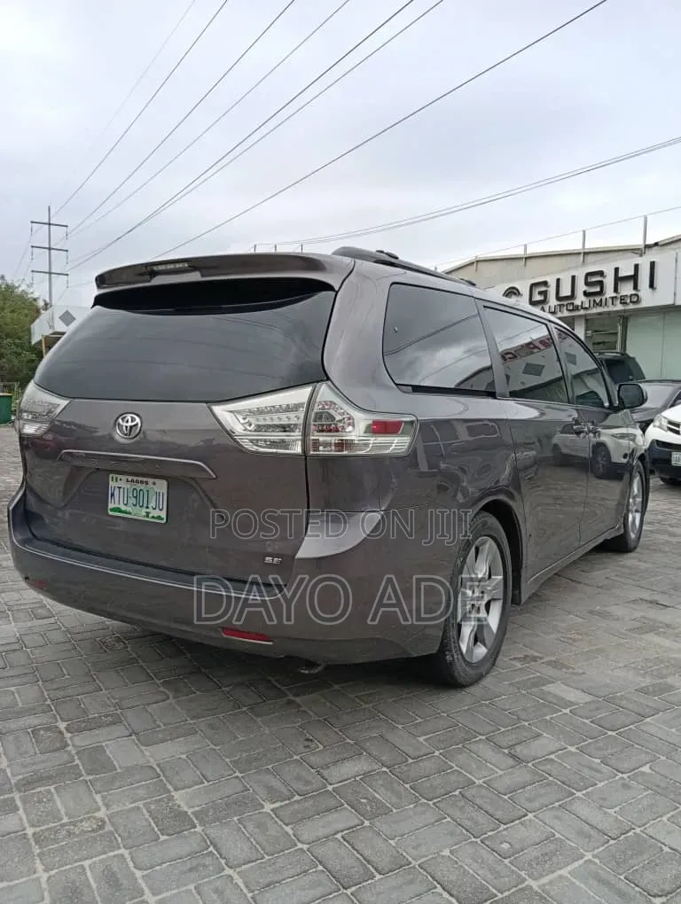 Toyota Sienna SE 8 Passenger 2011 Gray
