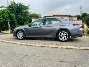 Toyota Camry XLE FWD (2.5L 4cyl 8AM) 2018 Gray