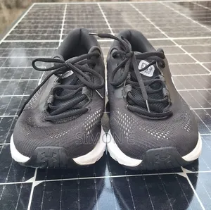 Under Armour Sneakers