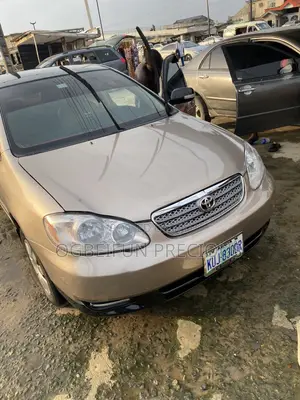Toyota Corolla LE 2004 Gold