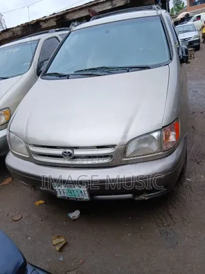 Toyota Sienna 2021 Gold
