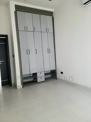 2bdrm Apartment in Lekki Phase 1 for rent