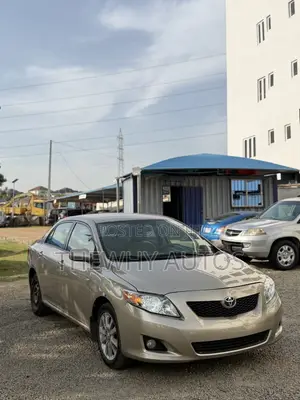 Toyota Corolla Base 4dr Sedan (1.8L 4cyl 5M) 2010 Gold