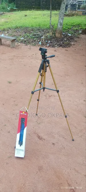 Deluxe Lightweight Video/Photo Tripod