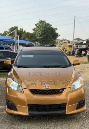 Toyota Matrix S Hatchback FWD (2.4L 4cyl 5A) 2009 Gold