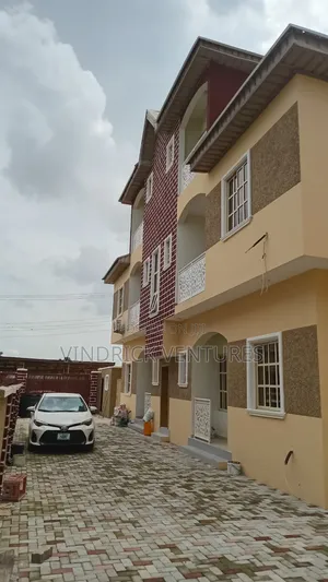 3bdrm Penthouse in Off Mobil Road Ilaje for rent