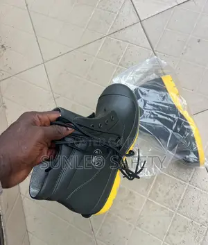 Short Safety Rain Boots for Industrial and Workplace Use