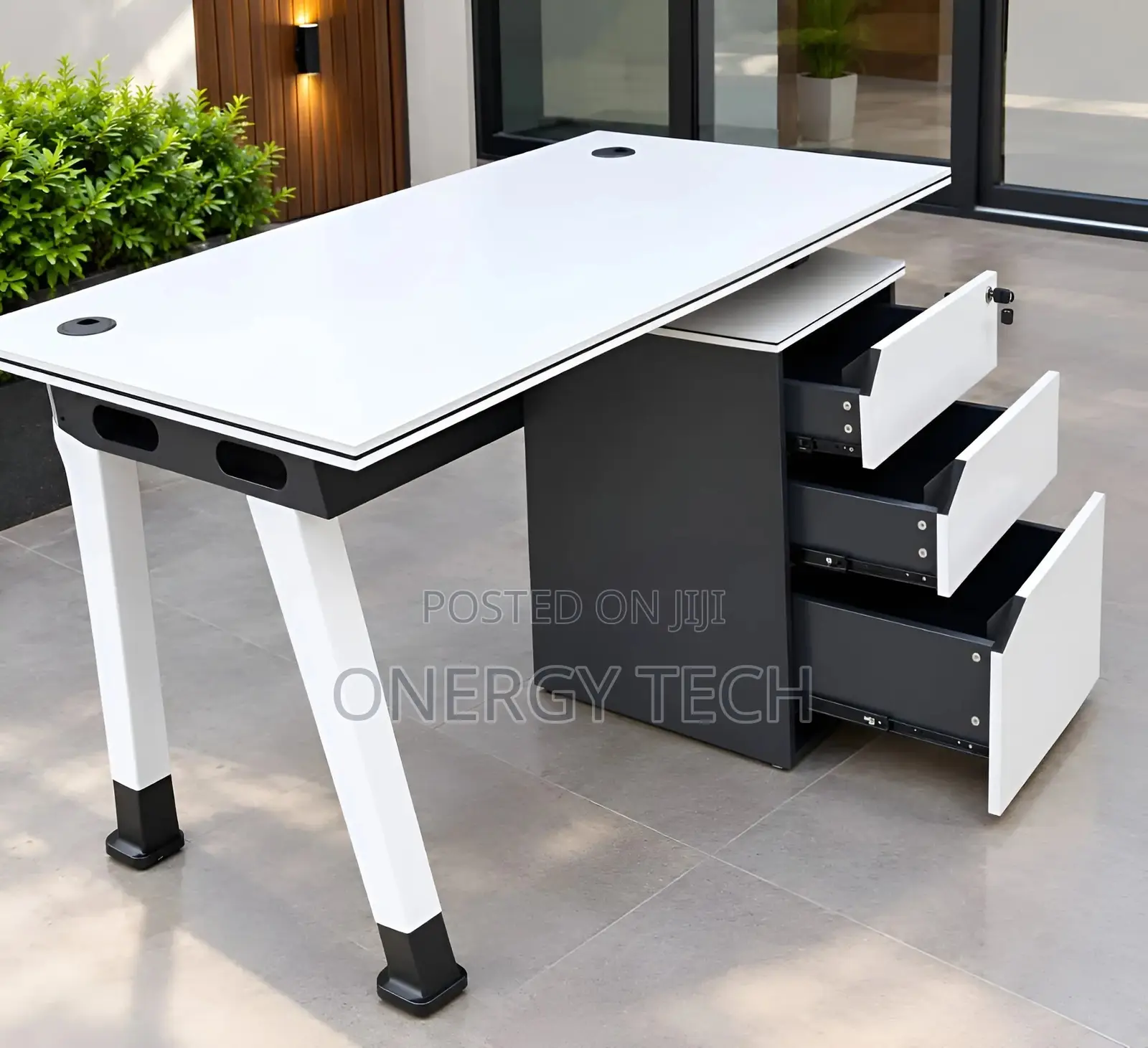 Modern Office Desk With 3 Movable Drawers