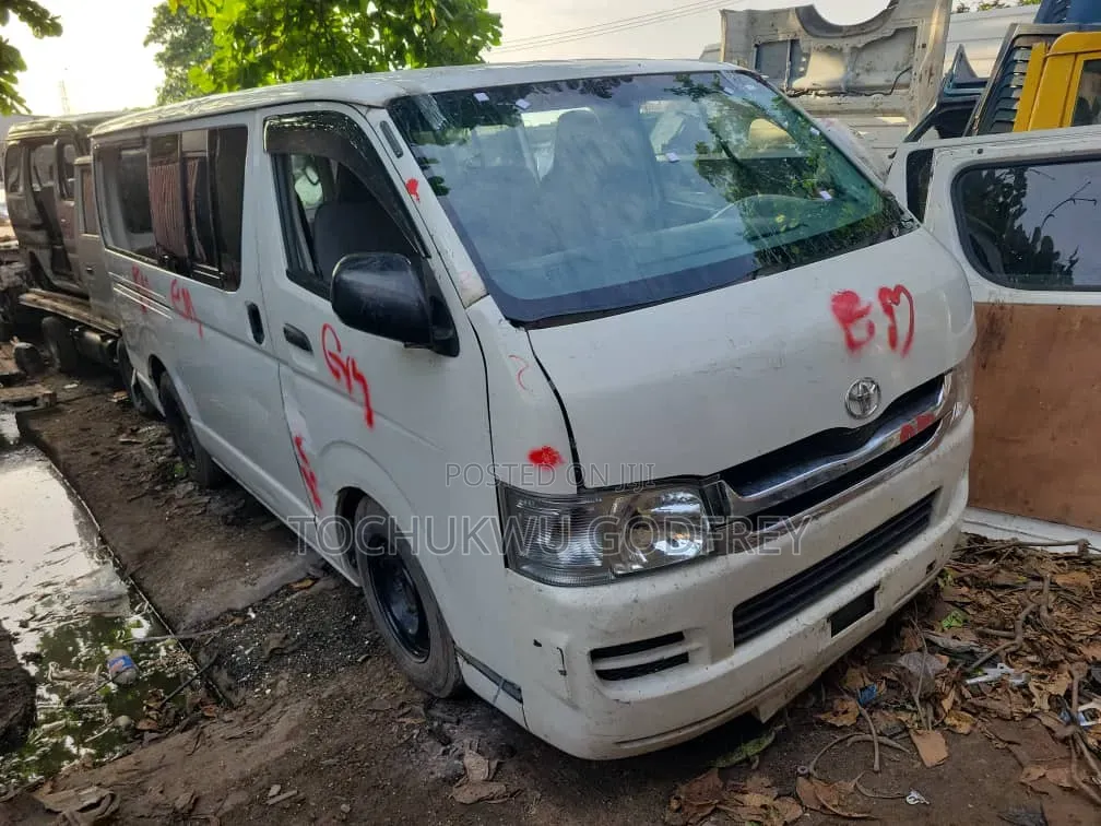 Toyota HiAce 2012 White