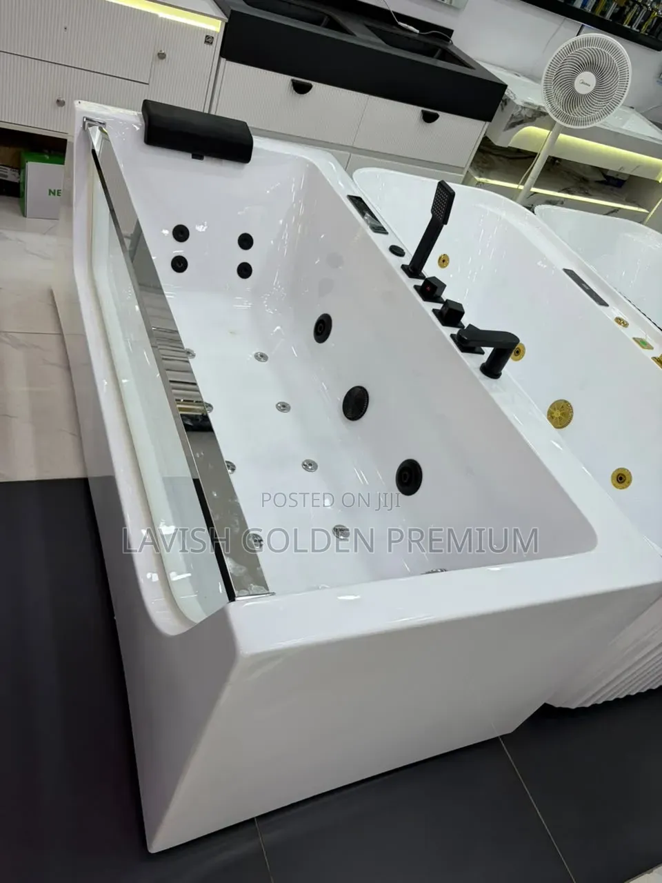 Special Acrylic Single Jacuzzi With Black Accessories