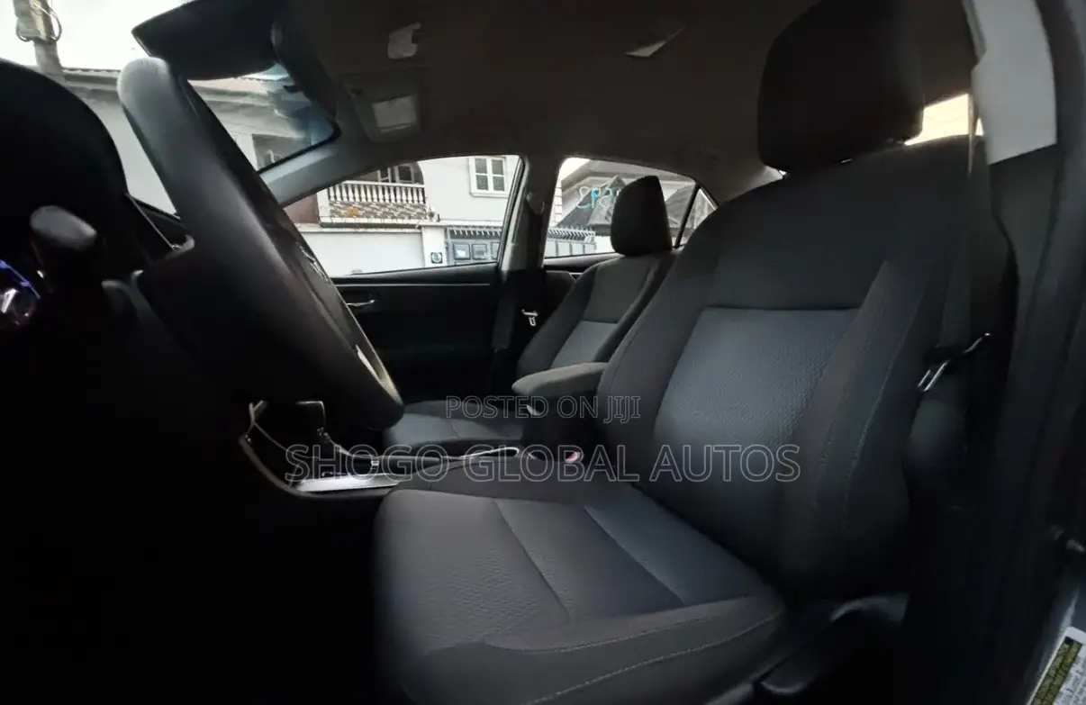 Toyota Corolla LE (1.8L 4cyl 2A) 2018 Gray