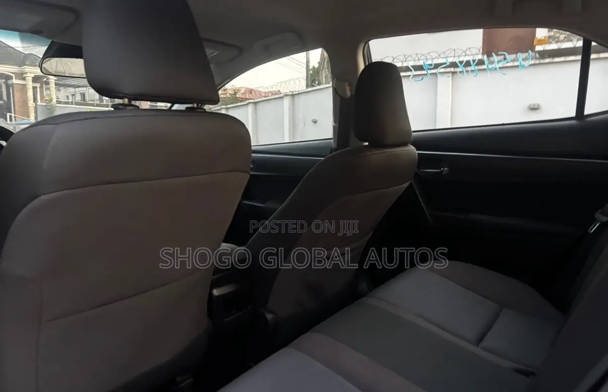Toyota Corolla LE (1.8L 4cyl 2A) 2018 Gray