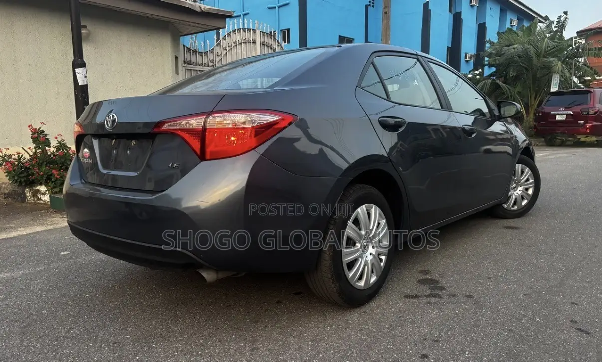 Toyota Corolla LE (1.8L 4cyl 2A) 2018 Gray
