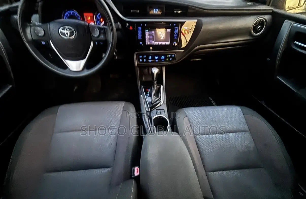 Toyota Corolla LE (1.8L 4cyl 2A) 2018 Gray