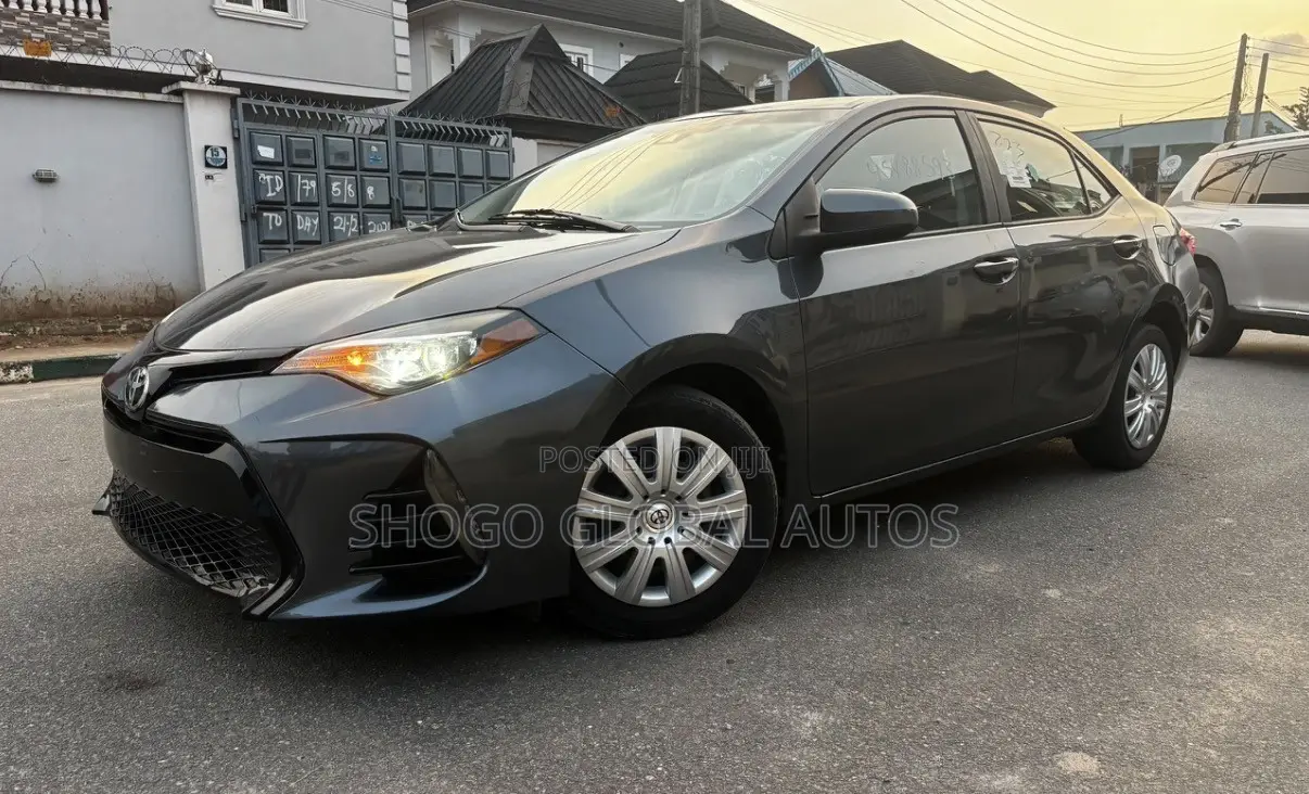 Toyota Corolla LE (1.8L 4cyl 2A) 2018 Gray
