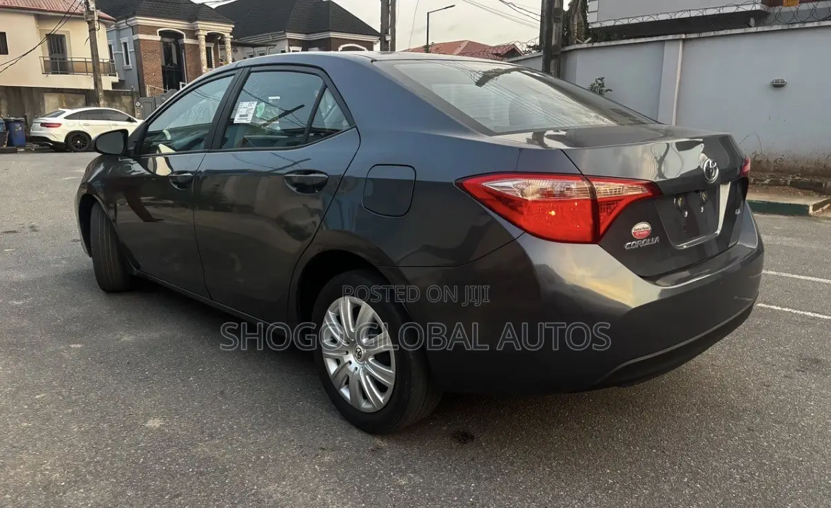 Toyota Corolla LE (1.8L 4cyl 2A) 2018 Gray