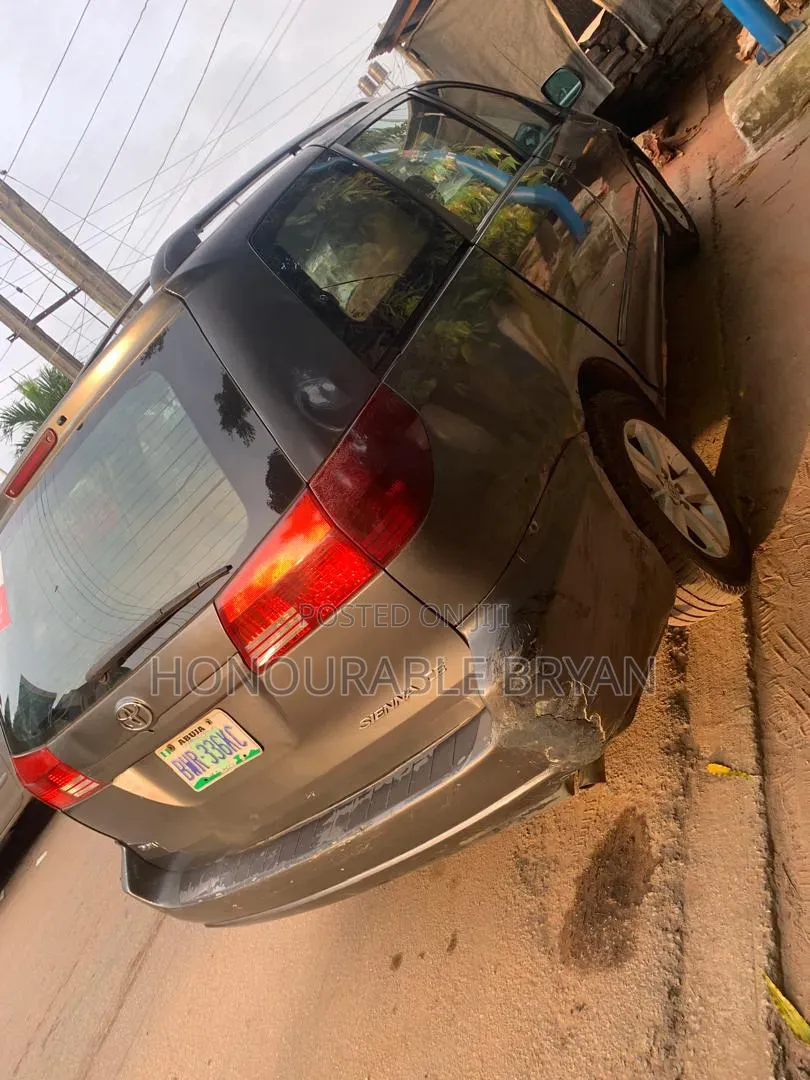 Toyota Sienna 2004 Gray