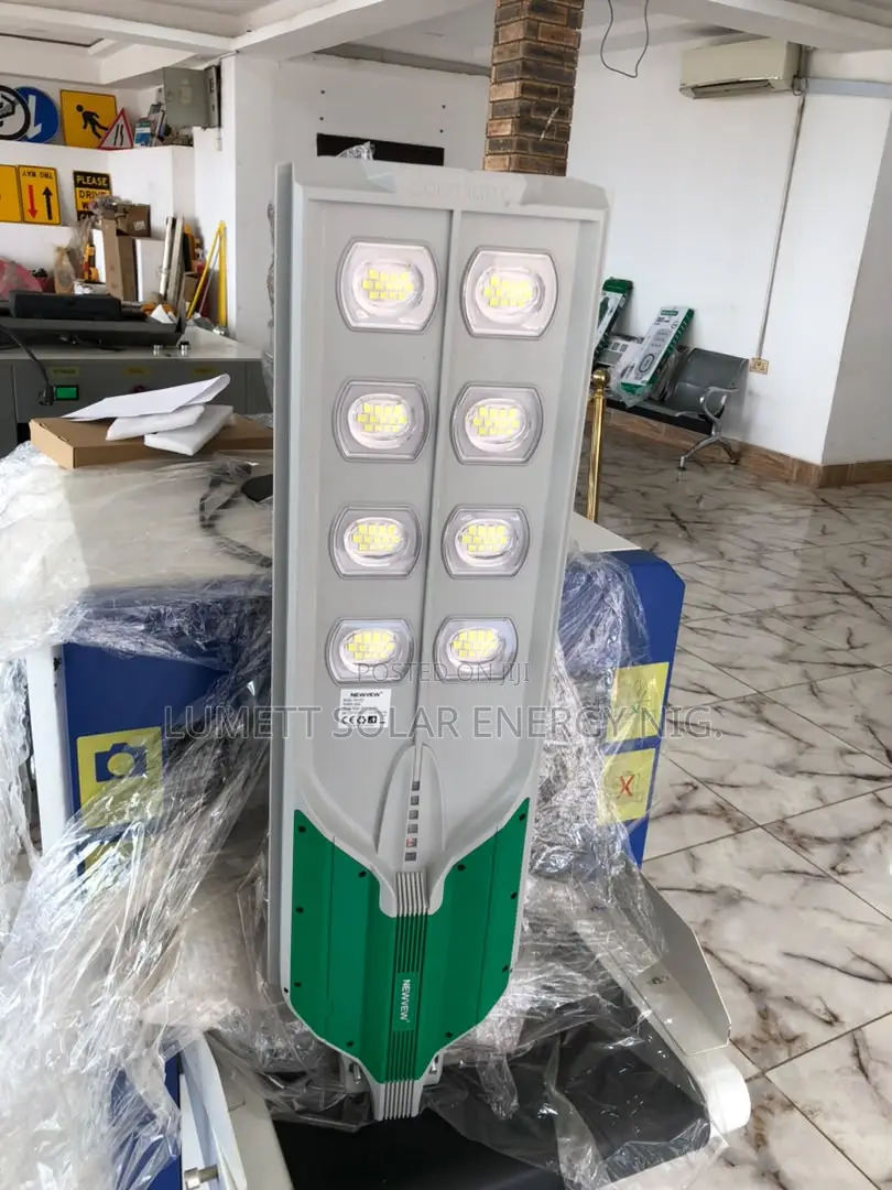 300W Solar Powered Streetlight With Automatic Motion Detection