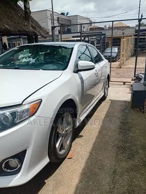 Toyota Camry SE 4dr Sedan (2.5L 4cyl 6A) 2012 White