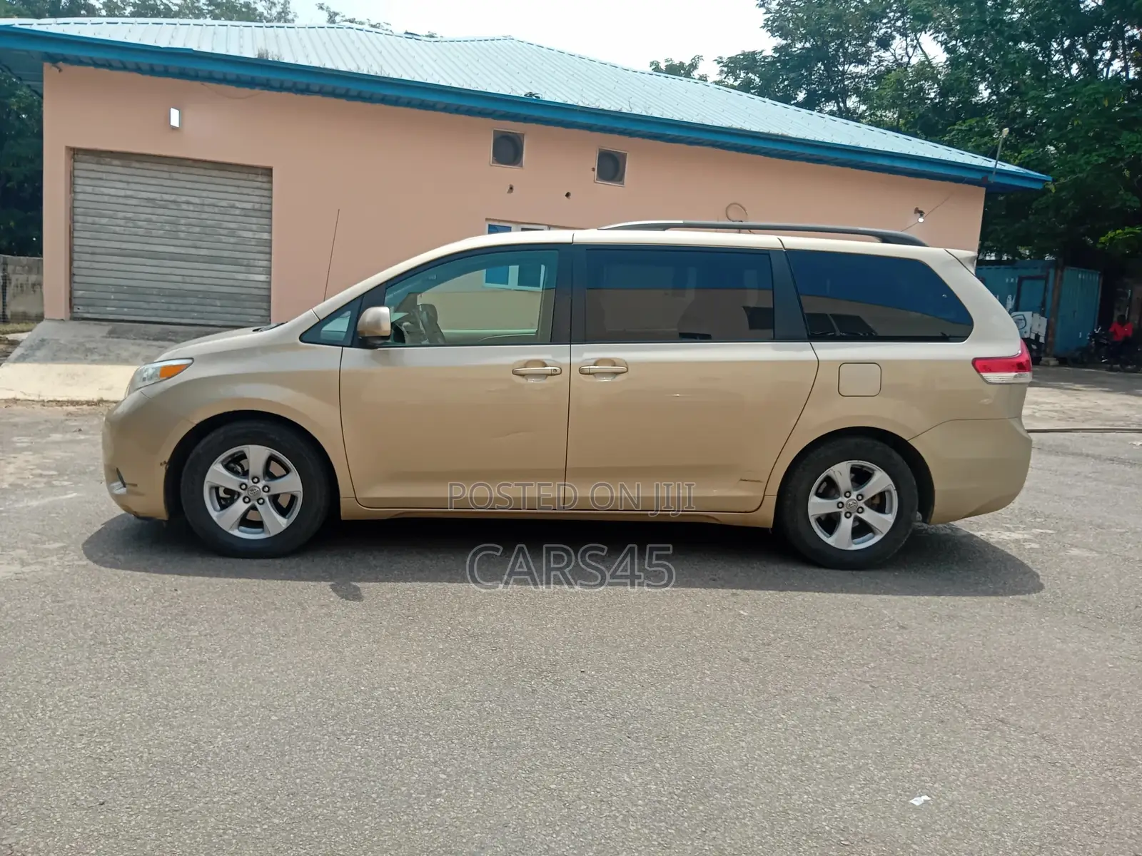 Toyota Sienna 2011 Gold