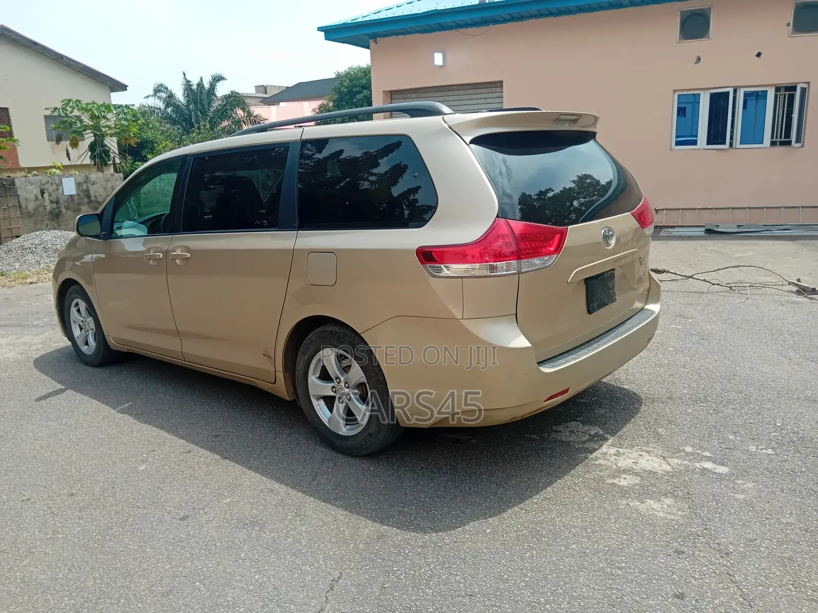 Toyota Sienna 2011 Gold