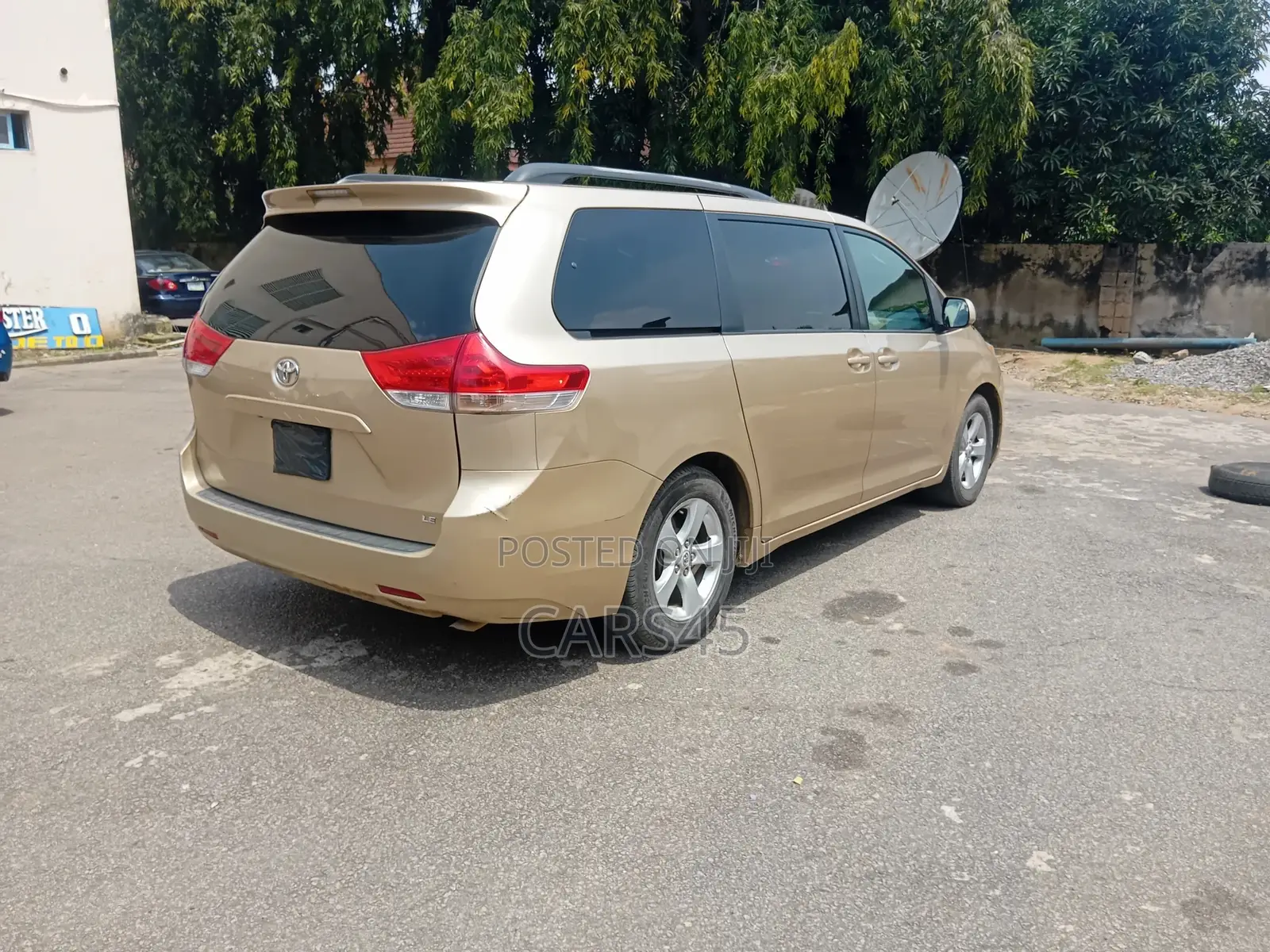 Toyota Sienna 2011 Gold