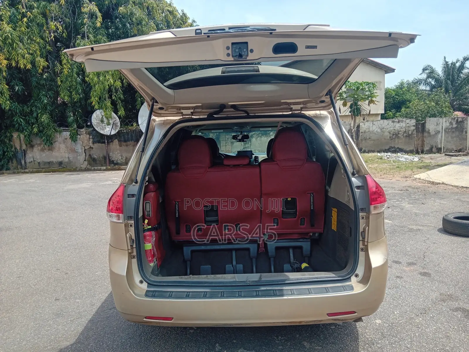 Toyota Sienna 2011 Gold