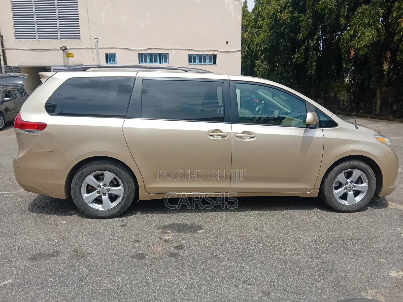 Toyota Sienna 2011 Gold