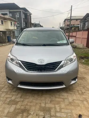 Toyota Sienna LE FWD 8-Passenger 2013 Silver