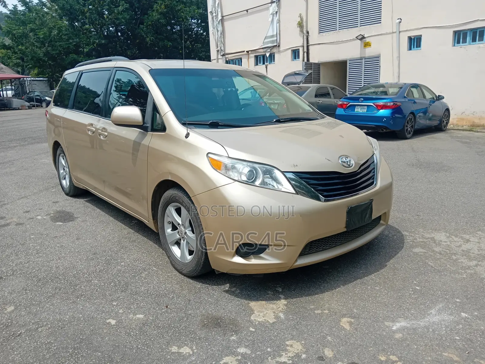 Toyota Sienna 2011 Gold